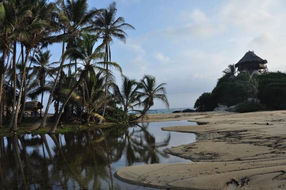 A praia no Cabo San Juan, no Parque Nacional Tayrona, no litoral norte da Colômbia. À direira, o quiosque em posição privilegiada onde se armam redes para dormir